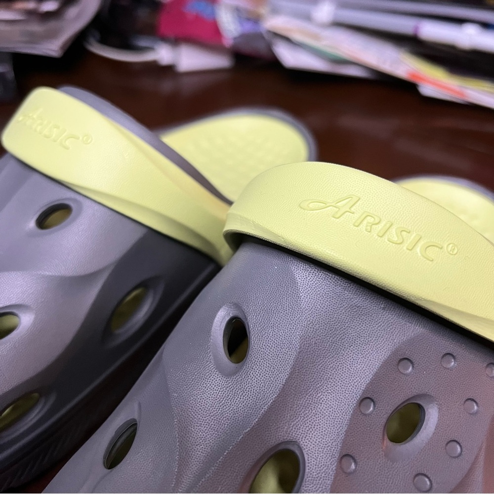 ARISIC Clog Sandals Size 8 / 9 Removable Insoles Arch Support Gray Yellow Garden - Picture 4 of 9